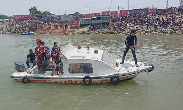 দৌলতদিয়া ঘাটের পন্টুন ছিঁড়ে পদ্মায় মাইক্রোবাস