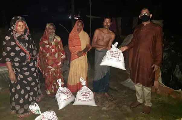 গভীর রাতে দুঃস্থদের পাশে লক্ষ্মীপুরের ডিসি আনোয়ার হোছাইন