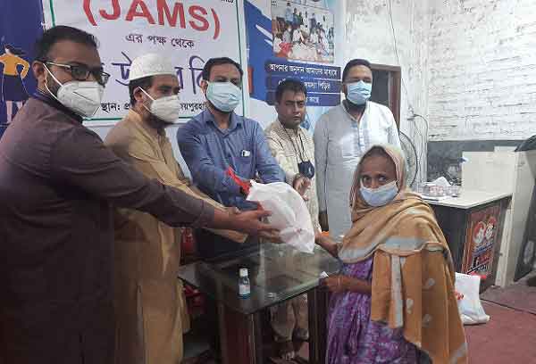 জয়পুরহাটে মেডিকেল স্টুডেন্টস এসোসিয়েশনের ঈদ উপহার বিতরণ