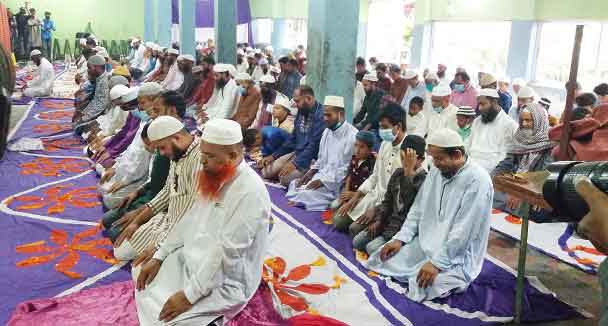 দিনাজপুরে সৌদির সাথে মিল রেখে ঈদুল ফিতরের নামাজ অনুষ্ঠিত