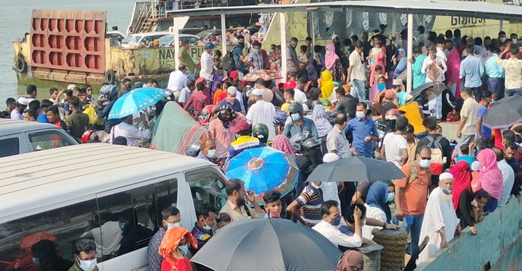 ফেরিতে মানুষের উপচেপড়া ভিড়
