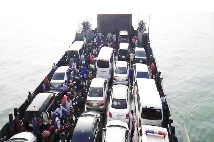 ফেরিঘাটে যাত্রীদের উপচেপড়া ভিড়