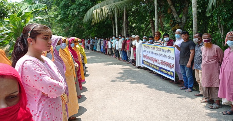 ফরিদপুরে কলেজ ছাত্রদের বিরুদ্ধে মিথ্যা বোমাবাজির অভিযোগ, প্রতিবাদে গ্রামবাসীর মানববন্ধন