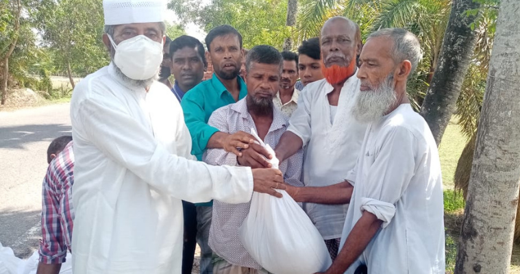 মোড়েলগঞ্জে ৪০ শ্রমিক পরিবারকে উপজেলা চেয়ারম্যানের সহায়তা