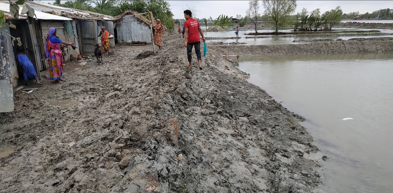 আম্পানের এক বছর: এখনো ঘুরে দাঁড়াতে পারেনি সাতক্ষীরার লক্ষাধিক মানুষ