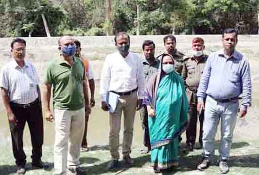 সুন্দরবনে পুকুর খনন কাজ পরিদর্শন করলেন উপমন্ত্রী হাবিবুন নাহার