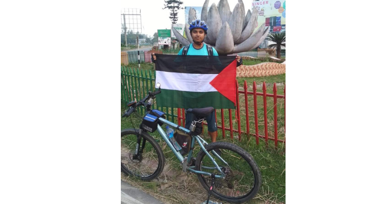 ফিলিস্তিনিদের ওপর হামলা: হাবিপ্রবি শিক্ষার্থীর অভিনব প্রতিবাদ