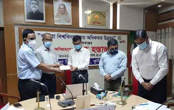 কুবি'র মেগা প্রকল্পের ৪৭১ কোটি টাকার ভূমি অধিগ্রহণের চেক হস্তান্তর