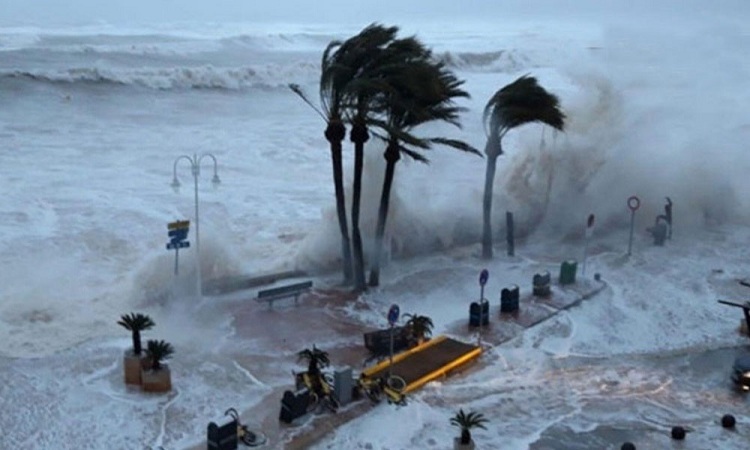 ওড়িশায় ১৪০ কিলোমিটার গতিতে ইয়াসের আঘাত শুরু