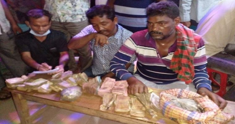 নাটোরের বড়াইগ্রামে রাস্তার পাশে টাকার বস্তা