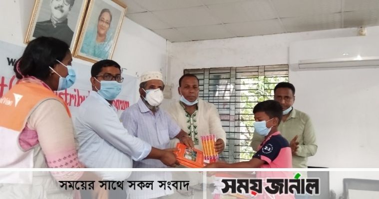ওয়ার্ল্ড ভিশনের উদ্যোগে ২৬শ’ শিশুকে খাতা-কলম বিতরণ