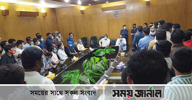রাবি উপাচার্যকে অবরুদ্ধ করলো ‘অবৈধ’ নিয়োগপ্রাপ্তরা