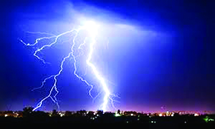 রাজধানীতে বজ্রপাতে দুই শিশুসহ ৩ জনের মৃত্যু