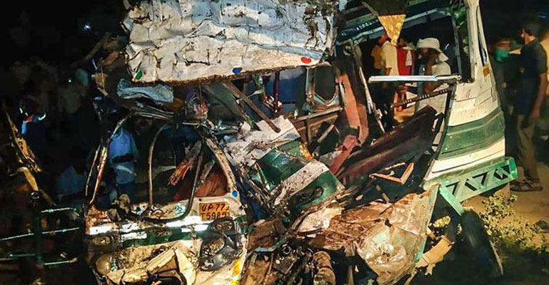 ভারতে বাস-অটোরিকশার মুখোমুখি সংঘর্ষে নিহত ১৭