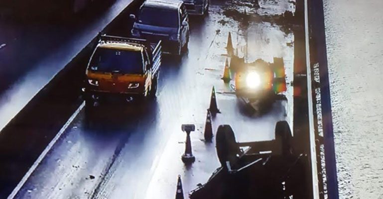 বঙ্গবন্ধু সেতুতে বাসের ধাক্কায় ট্রাক্টরে আগুন, নিহত ২