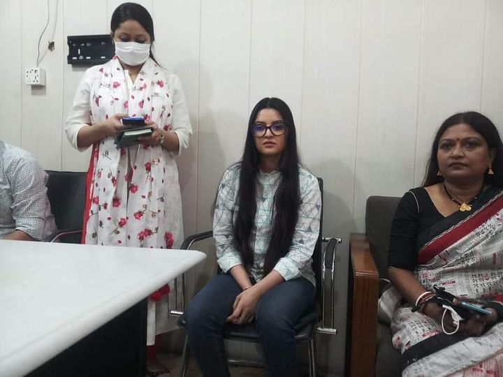 ডিবি কার্যালয়ে পরীমণি