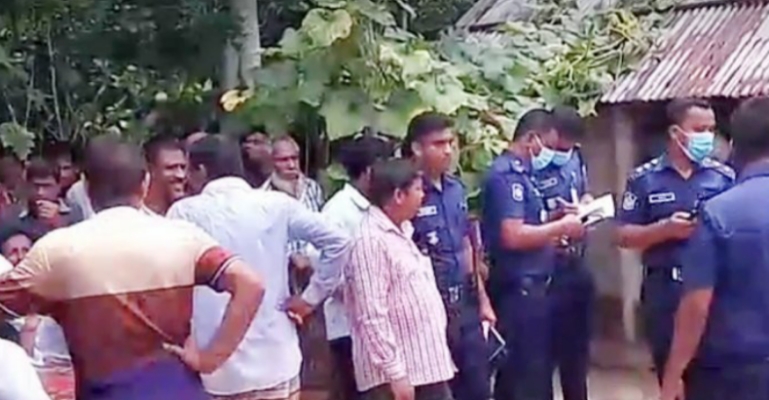 বসতঘরে মা ও ২ সন্তানের গলাকাটা লাশ!