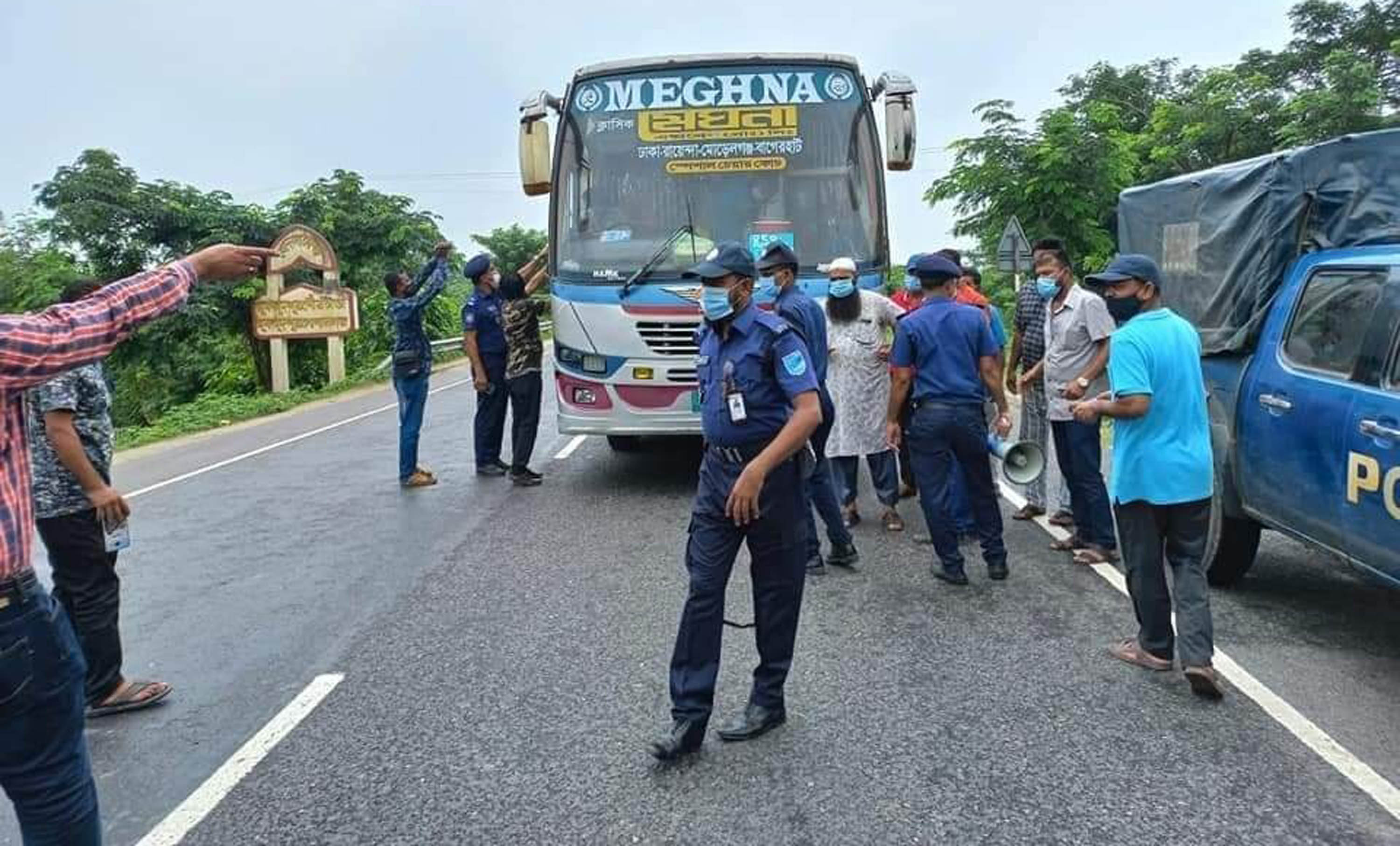 গোপালগঞ্জে  লকডাউনের দ্বিতীয় দিন, জেলার ৩৫ স্থানে চেকপোষ্ট
