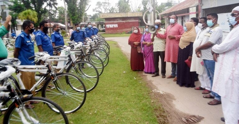 মোড়েলগঞ্জে প্রধানমন্ত্রীর উপহার বাইসাইকেল পেলেন ১৪২ জন গ্রাম পুলিশ