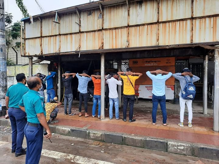 লকডাউনের প্রথম দিনে আটক ২৪৯, গ্রেপ্তার ৭৩