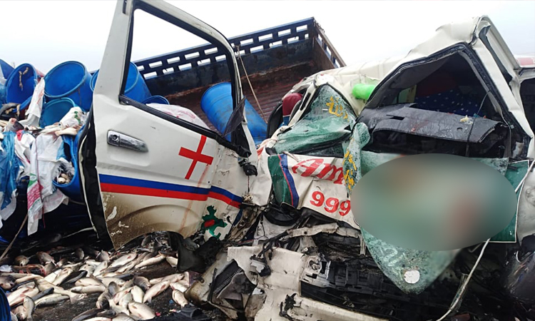 টাঙ্গাইলে অ্যাম্বুলেন্স-পিকআপ সংঘর্ষে নিহত ৫