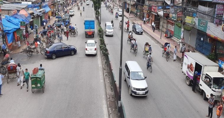 লকডাউন: তৃতীয় দিনে সড়কে মানুষ-যানবাহনের উপস্থিতি বেড়েছে