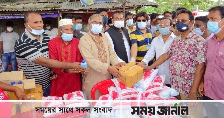 মোড়েলগঞ্জে মাস্ক ও স্যানিটাইজার বিতরণ করলেন জেলা আ. লীগ