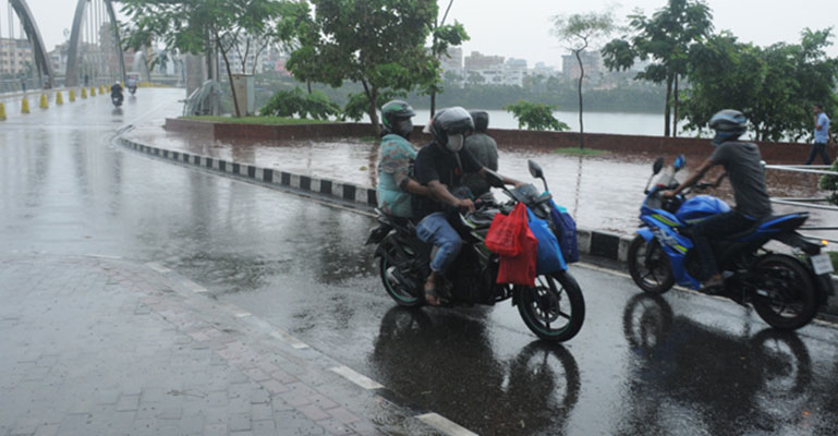 মাঝারি থেকে ভারী বৃষ্টি হতে পারে
