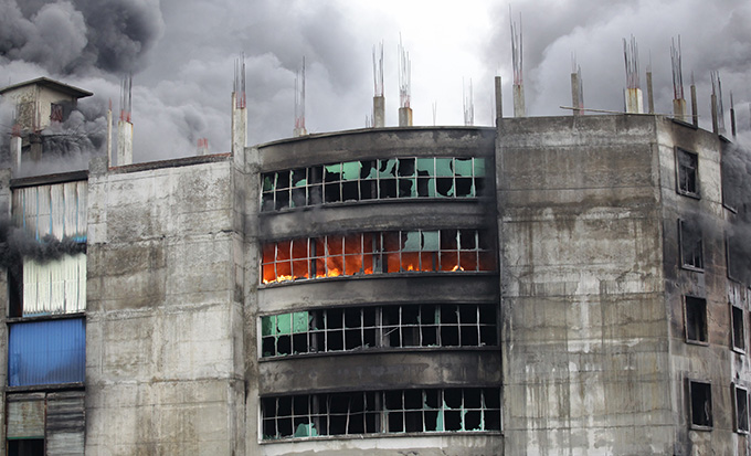 কলাপসিবল গেট বন্ধ রাখায় ফ্লোরেই দগ্ধ হয়ে শ্রমিকদের মৃত্যু হয়