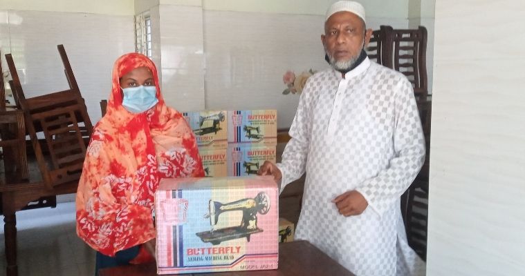 গজারিয়ায় মেম্বারের উদ্যোগে সেলাই মেশিন বিতরণ