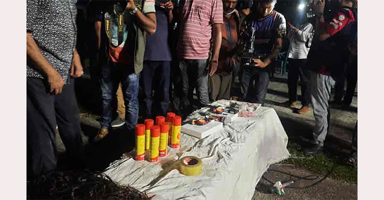 আড়াইহাজারে জঙ্গি আস্তানা থেকে বোমা উদ্ধার