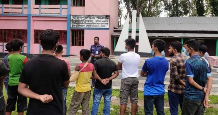 রাজীবপুরে শিক্ষার্থীদের কাউন্সিলিং করছে পুলিশ