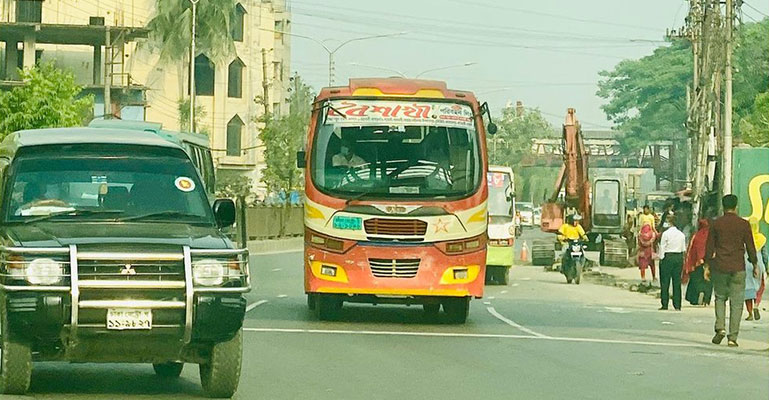 স্বাস্থ্যবিধি মেনে সড়কে চলছে গণপরিবহন