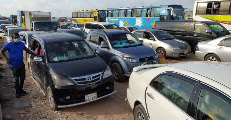 শিমুলিয়া ঘাটে যাত্রী ও পরিবহনের উপচে পড়া ভিড়