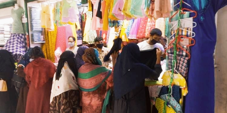 ফরিদপুরে লকডাউন শিথিলের পর মার্কেটে উপচে পড়া ভিড়