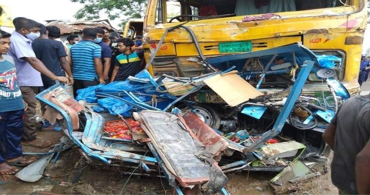 ঠাকুরগাঁওয়ে ট্রাকচাপায় ৩ অটোরিকশাযাত্রী নিহত