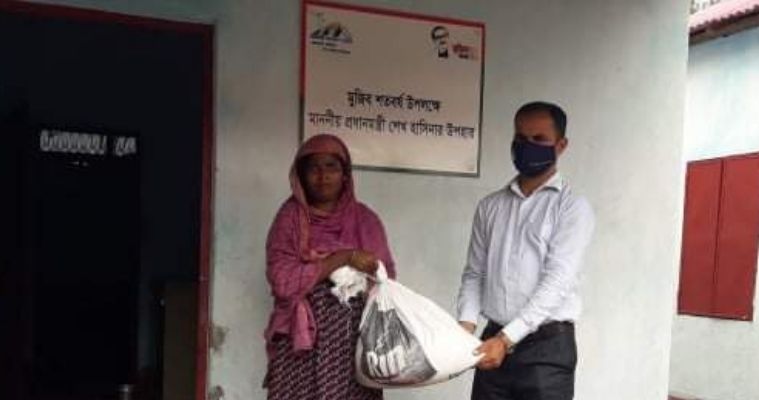রাজীবপুরে অসহায় মানুষের মাঝে প্রধানমন্ত্রীর ঈদ উপহার বিতরণ