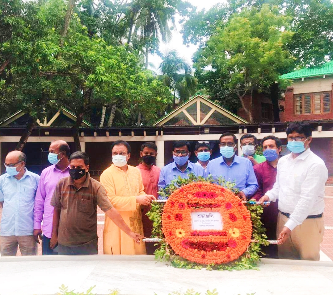 বঙ্গবন্ধুর সমাধিতে রাবি উপাচার্যের শ্রদ্ধা