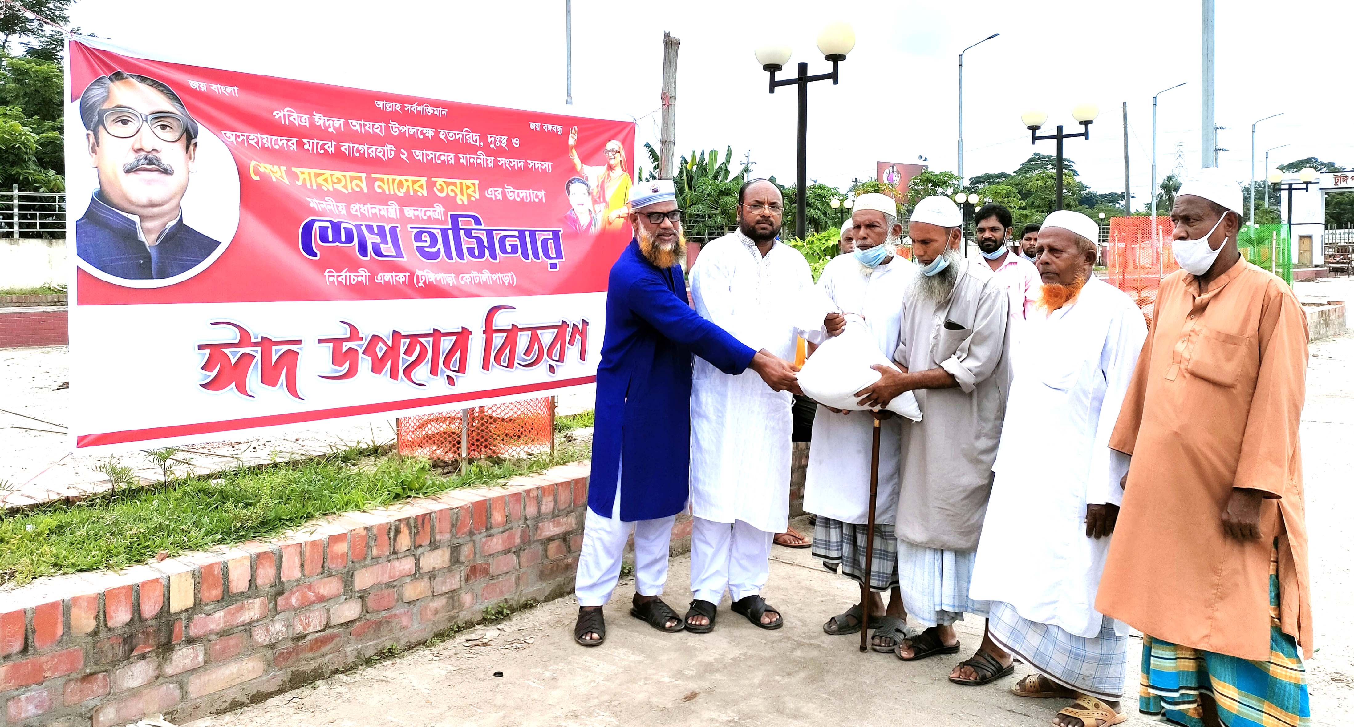 টুঙ্গিপাড়ায় সাংসদ শেখ তন্ময়ের উদ্যোগে ঈদ উপহার বিতরণ