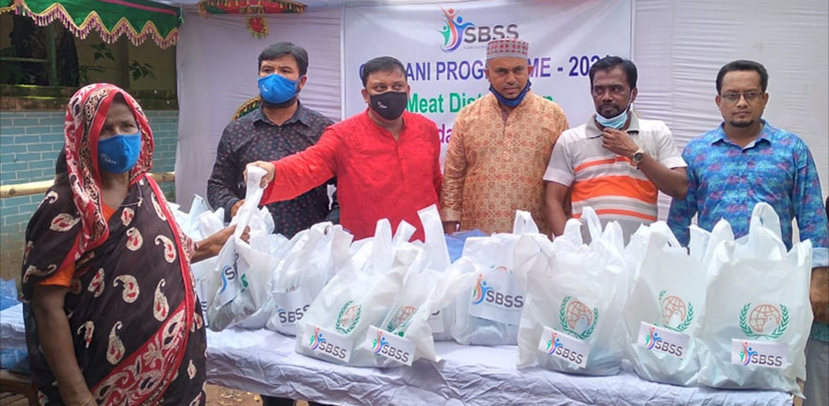 চৌদ্দগ্রামে এসবিএসএস’র উদ্যোগে হতদরিদ্রদের মাঝে টাকা ও মাংস বিতরণ