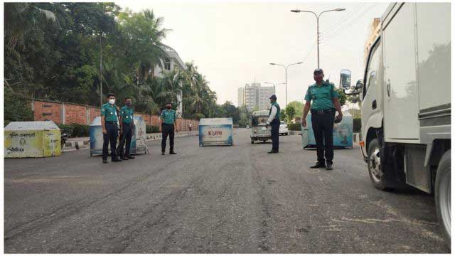 কঠোর লকডাউনের বিধি না মানায় আটক ৪০৩