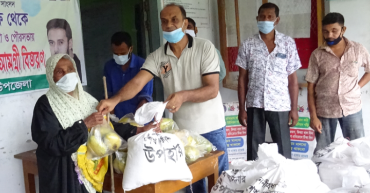 মোড়েলগঞ্জে ৮০ পরিবার পেলেন মৌসুমি ফল