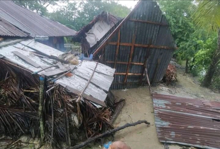 ভারী বর্ষণ: মোড়েলগঞ্জে ২০ ঘন্টা বিদ্যুৎ বিচ্ছিন্ন, ৮ হাজার মৎস্য ঘের পানির নিচে