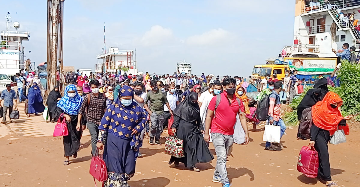 পাটুরিয়ায় কর্মস্থলমুখী যাত্রীর ভিড়, গুনতে হচ্ছে বেশি ভাড়া!