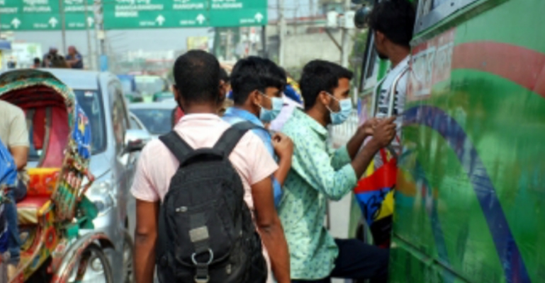 ঢাকায় চলছে বাস