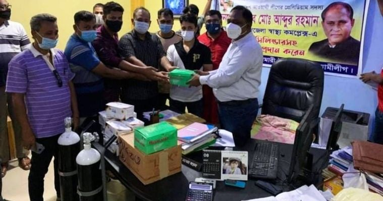 বোয়ালমারী হাসপাতালে করোনা সুরক্ষা সামগ্রী দিলো আ'লীগ নেতা