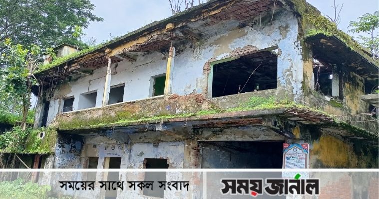 মোড়েলগঞ্জে উপজেলা প্রশাসন চত্বরে ঝুঁকিপূর্ণ ভবন, দূর্ঘটনার আশঙ্কা