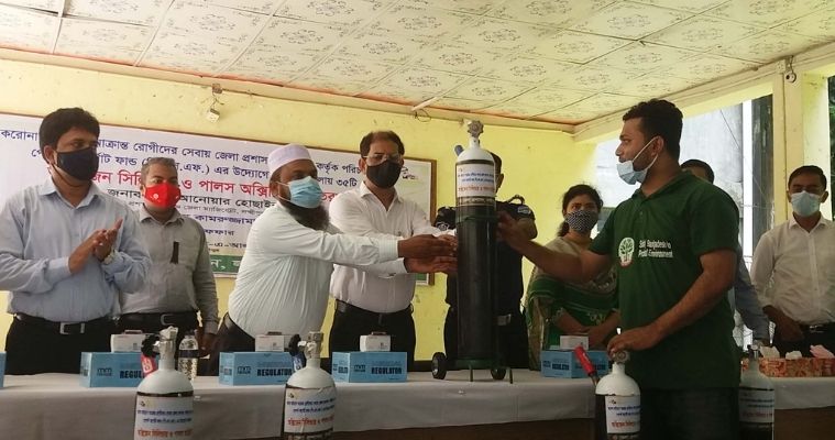 লক্ষ্মীপুরে ৩৫ স্বেচ্ছাসেবীদের মাঝে অক্সিজেন সিলিন্ডার ও অক্সিমিটার বিতরণ
