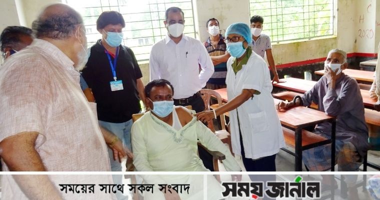 মোড়েলগঞ্জে বৃষ্টি উপেক্ষা করে টিকা নিতে উপচে পড়া ভিড়