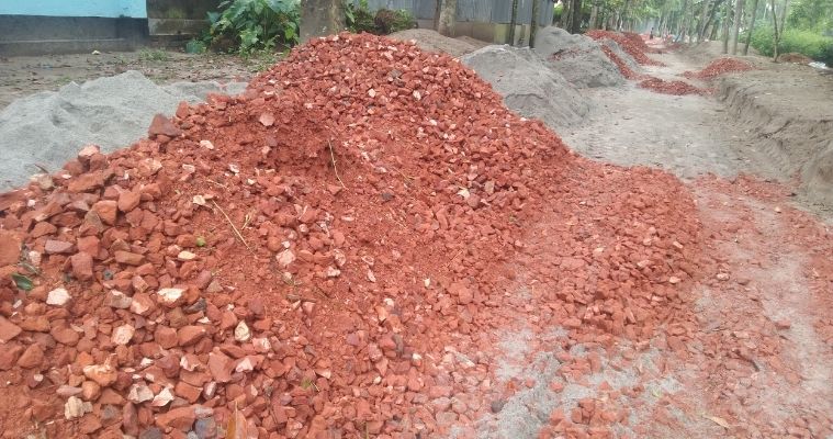 সড়ক নির্মাণে নিম্নমানের ইট ব্যবহার, কাজ বন্ধ করলেন স্থানীয়রা